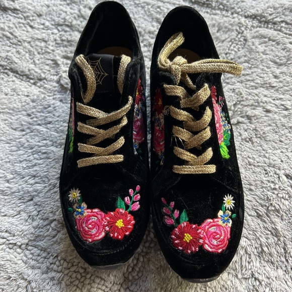 Sneakers - Picture 1 of 4